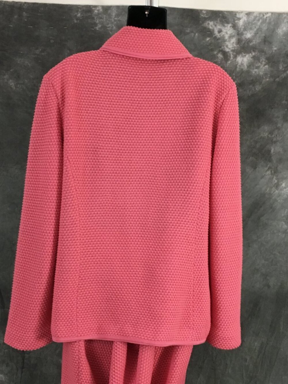 BEAUTIFUL St John knit pink jacket skirt suit size 12 - Picture 8 of 10